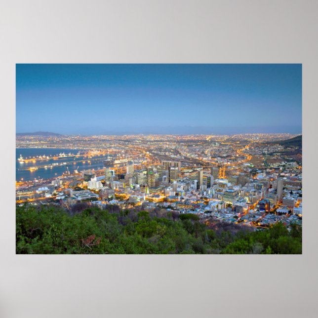 Stadsbild från toppen av Signal Hill vid skymning Poster (Framsidan)