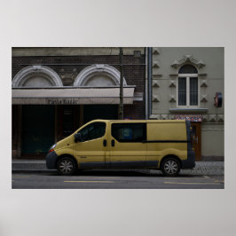 Stadskontrast: Gult Van på Budapest City Street Poster