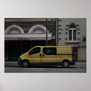 Stadskontrast: Gult Van på Budapest City Street Poster