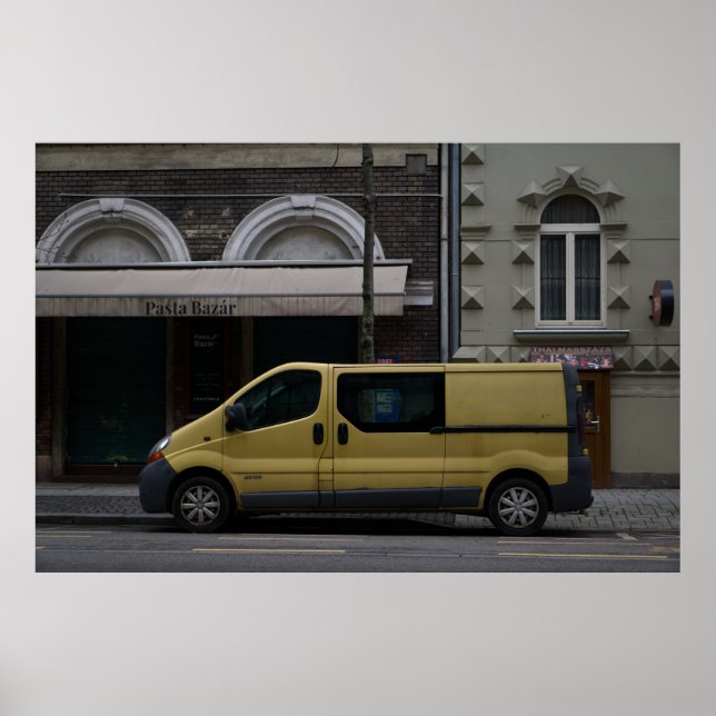 Stadskontrast: Gult Van på Budapest City Street Poster (Framsidan)