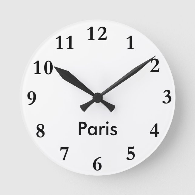 Stadsnamn tar tid på rund klocka (Framsida)