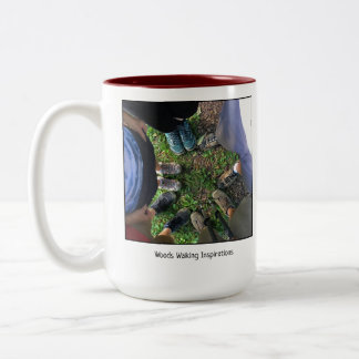 Stadstystnad som går kaffemuggen för meditation Två-Tonad mugg