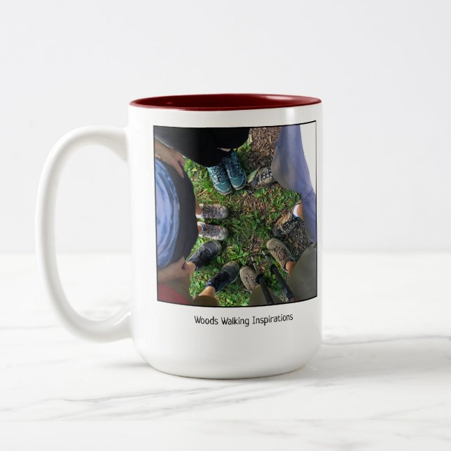 Stadstystnad som går kaffemuggen för meditation Två-Tonad mugg (Vänster)