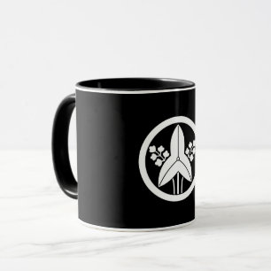 Stående pilspets i en cirkel kaffemugg