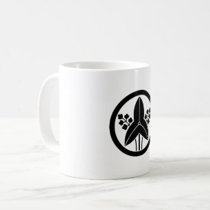 Stående pilspets i en cirkel kaffemugg