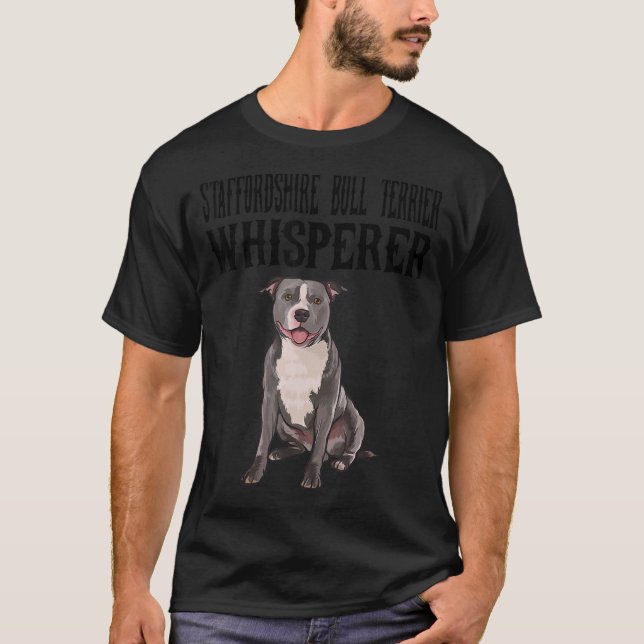 Stafford Bull Terrier Wisperer Hund T Shirt (Framsida)