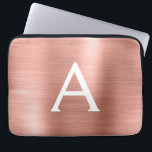 Stainless Steel Monogram rosa ros Guld Laptop Fodral<br><div class="desc">Ro Guld -  Rosa Faux Stainless Steel Metallic Foil Modern och Elegant Monogram Sleeve. Den här monogrammade personligen laptop sleeve kan anpassas så att den omfattar ditt första och första namn och gör en perfekt jul- eller födelsedagsgift.</div>