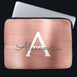 Stainless Steel Monogram rosa ros Guld Laptop Sleeve<br><div class="desc">Ro Guld -  Rosa Faux Stainless Steel Metallic Foil Modern och Elegant Monogram Sleeve. Den här monogrammade personligen laptop sleeve kan anpassas så att den omfattar ditt första och första namn och gör en perfekt jul- eller födelsedagsgift.</div>