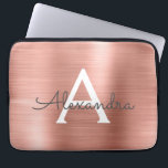 Stainless Steel Monogram rosa ros Guld Laptop Sleeve<br><div class="desc">Ro Guld -  Rosa Faux Stainless Steel Metallic Foil Modern och Elegant Monogram Sleeve. Den här monogrammade personligen laptop sleeve kan anpassas så att den omfattar ditt första och första namn och gör en perfekt jul- eller födelsedagsgift.</div>