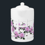 Staket för rosa rosvitpostering<br><div class="desc">Nätt sommarhusstilrosa ros och vitposteringen fäktar tekannan.</div>
