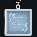 Stålblå Damm och Blommigt Ram Bröllop Silverpläterat Halsband<br><div class="desc">En vintage stil-design för dina kommande nuptialer med ett nyttigt dammmönster på en stålblå bakgrund. Texten omges av ett rektangulärt ram med en blommigt som vrids i två av hörnen med en upphöjd tryckeffekt. Texten är helt och hållet anpassade för ert eget speciella tillfälle. Färg är det senaste mode färg...</div>
