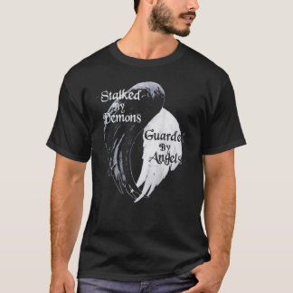 STALKAD AV DEMONS UNDER ÄNGLAR FUNNY FANTASTISK T SHIRT
