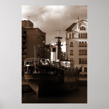 Stålkärl framför hus