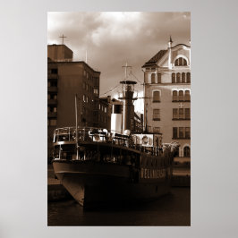 Stålkärl framför hus poster