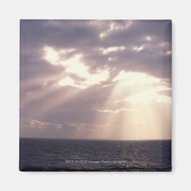 Ställa in sol genom moln över havet magnet (Framsidan)
