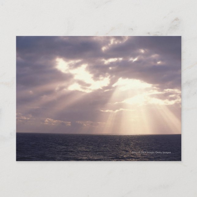 Ställa in sol genom moln över havet vykort (Framsida)