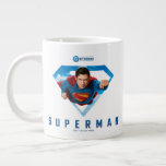 Stålmannen på flygplanet jumbo mugg<br><div class="desc">Ta med dig till himmel med den ultimata symbolen för heroism! Den här dynamiska supermansdesignen har den legendariska kryptonska som brinner genom hans ikoniska S-sköld, först framåt, ögon som är låst på rättvisa. Med en levande blå bakgrund med fluffa moln fångar teckningen supermans ostoppbara energi under fullt - redo till...</div>