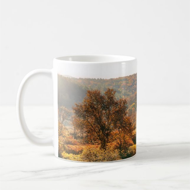 Stammorgon på hösten med färgad löv och  kaffemugg (Vänster)