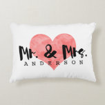 Stamped Heart Rustic Mr & Mrs Monogram Prydnadskudde<br><div class="desc">Ett stampat hjärta,  för dig och din älskling. Rustic,  snyggt,  söt.</div>