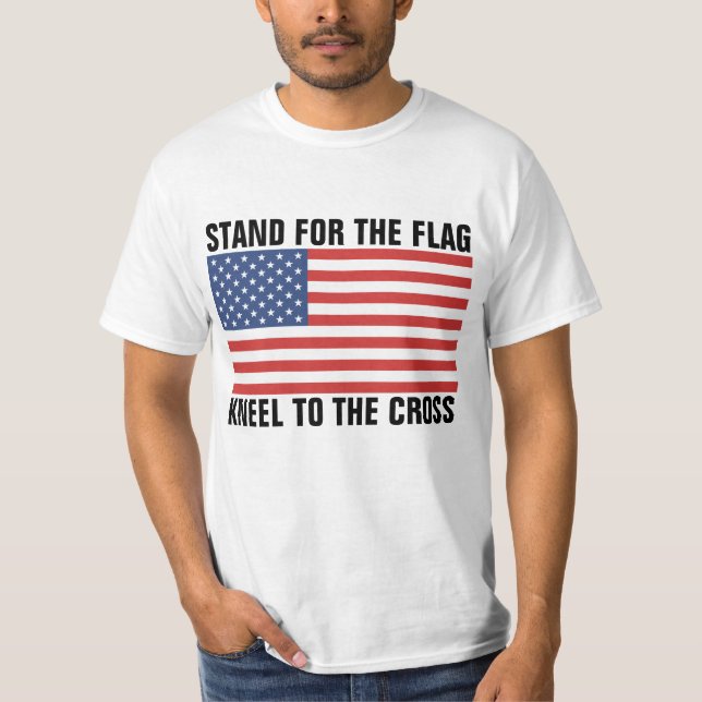 STAND FÖR FLAGGA KNEEL TILL KOR T SHIRT (Framsida)