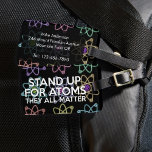 STAND UP FOR ATOMS Roligt Science Quote Say Bagagebricka<br><div class="desc">SCIENCE LUGGAGE-TAGGAR. Anpassa ditt bagage och hjälp dig att hitta det på bälte med den här coolan,  trendiget och det vetenskapligt inspirerade bagagetaggen. Designad för alla vetenskapsmän,  vetenskapslärare,  science studenter och alla vetenskapsmän i ditt liv (inklusive dig)! Designad av Thisisnotme©</div>