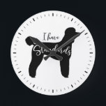 Standard Pudel Silhouette I har standarder Rund Klocka<br><div class="desc">En coola väggklocka för hemmet eller kontoret. Black Standard Pudel Silhouette. "Jag har standarder." Gör en ursprunglig gåva. Kolla in Jenns Doodle World om du vill ha fler noveltyer och hund aveln var hemdekanter.</div>