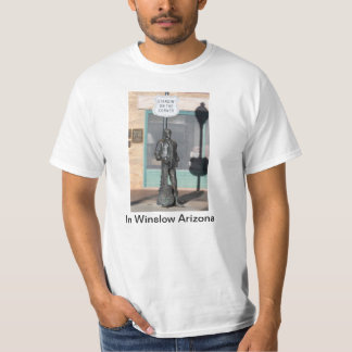 Standin på tränga någon i den Winslow Arizona T T-shirt