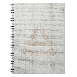 Stäng foto av Reebok-logotyp på väggen Anteckningsbok