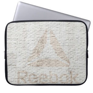 Stäng foto av Reebok-logotyp på väggen Laptop Fodral