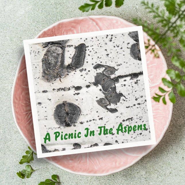 Stäng foto från Aspen Bark Pappersservett (paper napkin design of white Aspen tree bark)