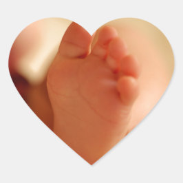 Stäng foto på baby fötter hjärtformat klistermärke
