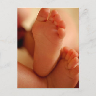 Stäng foto på baby fötter vykort