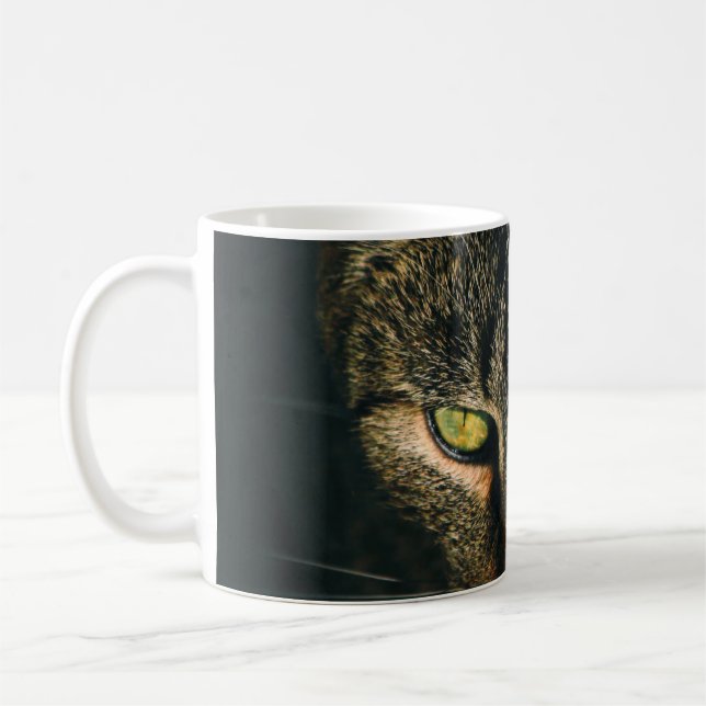 STÄNG FOTOGRAFI AV GRÅTT TABBY KATT KAFFEMUGG (Vänster)