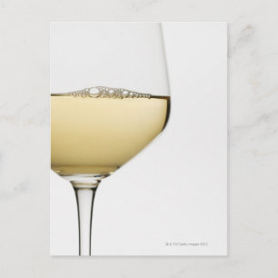 Stäng glaset vit vin på vitt vykort