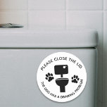 Stäng locket Hund Funny Toilet Runt Klistermärke<br><div class="desc">Den här designen kan vara personlig i det område som tillhandahålls genom att ändra fotot och/eller text. Du kan också anpassa den genom att klicka för att anpassa ytterligare alternativ och ta bort eller ändra färg i bakgrunden, lägga till text, ändra texten färg eller stil eller ta bort texten för...</div>
