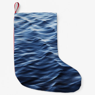 STÄNG PHOTO AV KROPPEN VATTEN LITEN JULSTRUMPA