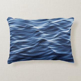 STÄNG PHOTO AV KROPPEN VATTEN PRYDNADSKUDDE