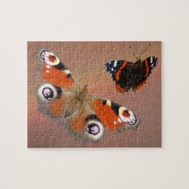 Stäng Puzzle: Peacock och Atalanta Butterfly Pussel