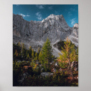 Stängande höstlandskap under berg poster