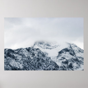 Stängande snöberg täckta av moln poster