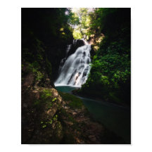 Stängande vattenfall Šum i magiska skogar