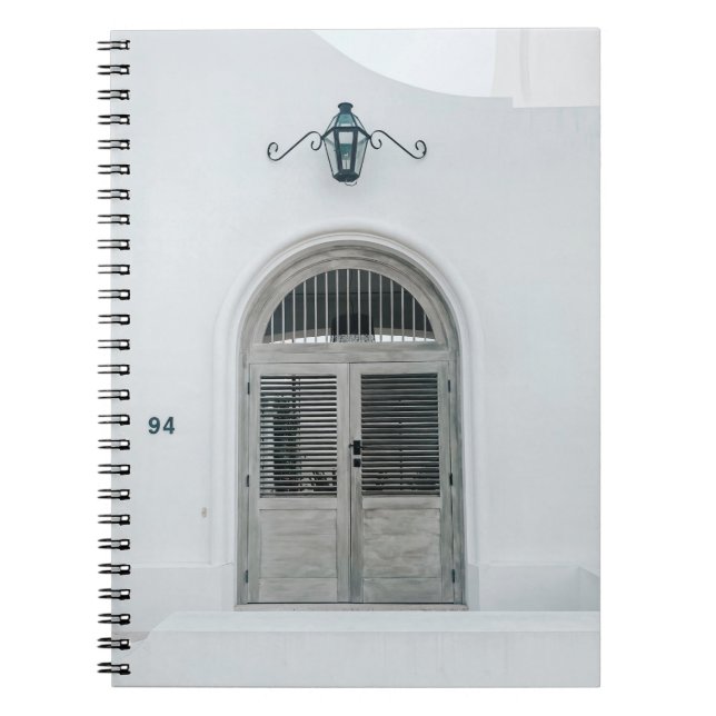 STÄNGD GRÅTT TRODEN-DÖRR UNDER SVART LJUSKOR ANTECKNINGSBOK (Framsidan)