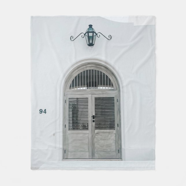 STÄNGD GRÅTT TRODEN-DÖRR UNDER SVART LJUSKOR FLEECEFILT (Framsidan)