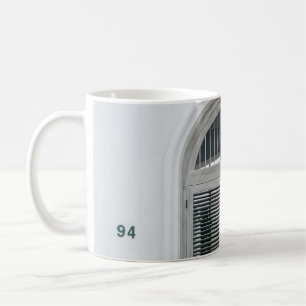 STÄNGD GRÅTT TRODEN-DÖRR UNDER SVART LJUSKOR KAFFEMUGG