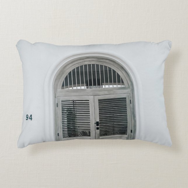 STÄNGD GRÅTT TRODEN-DÖRR UNDER SVART LJUSKOR PRYDNADSKUDDE (Framsidan)