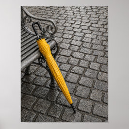 Stängd gul paraply bredvid parkbänk poster