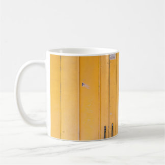 STÄNGD GULT-DÖRR MED PADLOCK KAFFEMUGG
