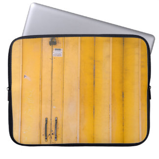 STÄNGD GULT-DÖRR MED PADLOCK LAPTOP FODRAL