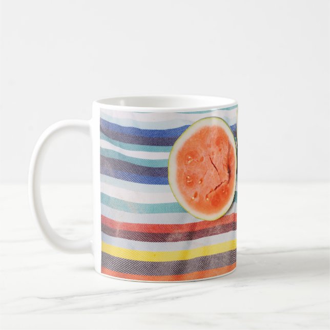 Stängfoto av vattenmelonfrukter i segment på trasa kaffemugg (Vänster)