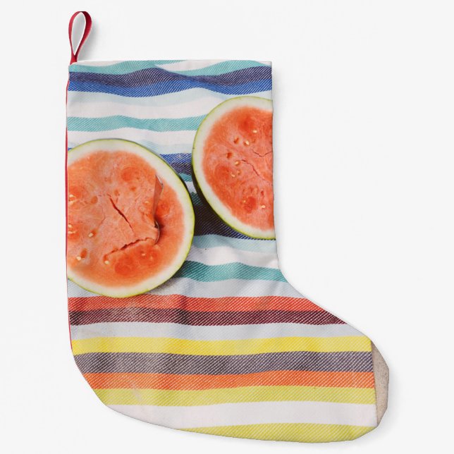 Stängfoto av vattenmelonfrukter i segment på trasa liten julstrumpa (Framsidan)
